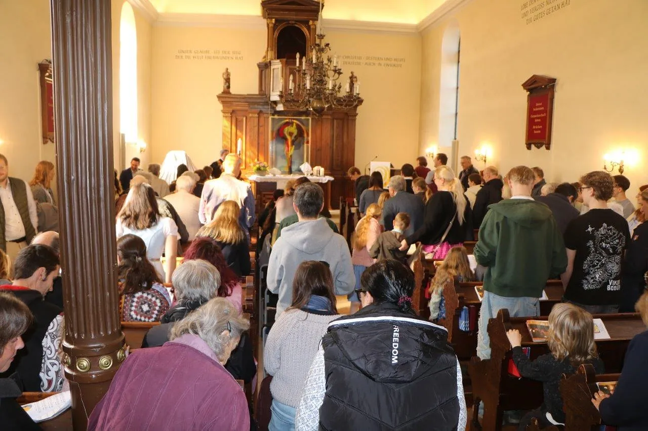 Gottesdienstbesucher in Kirche