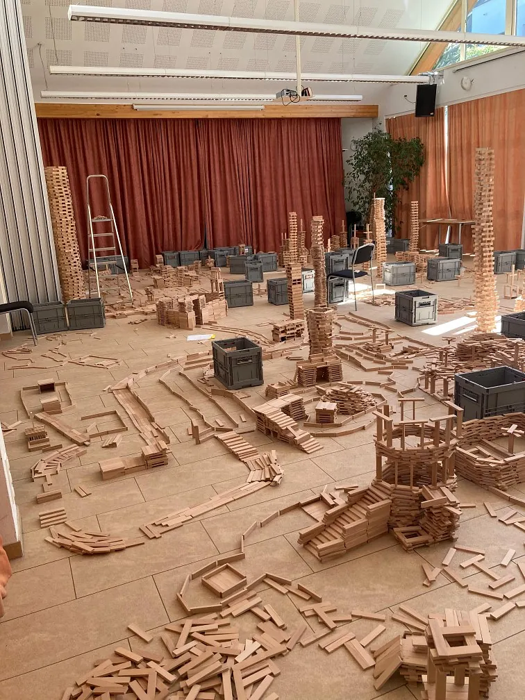 Kinder bauen mit Holzbausteinen.