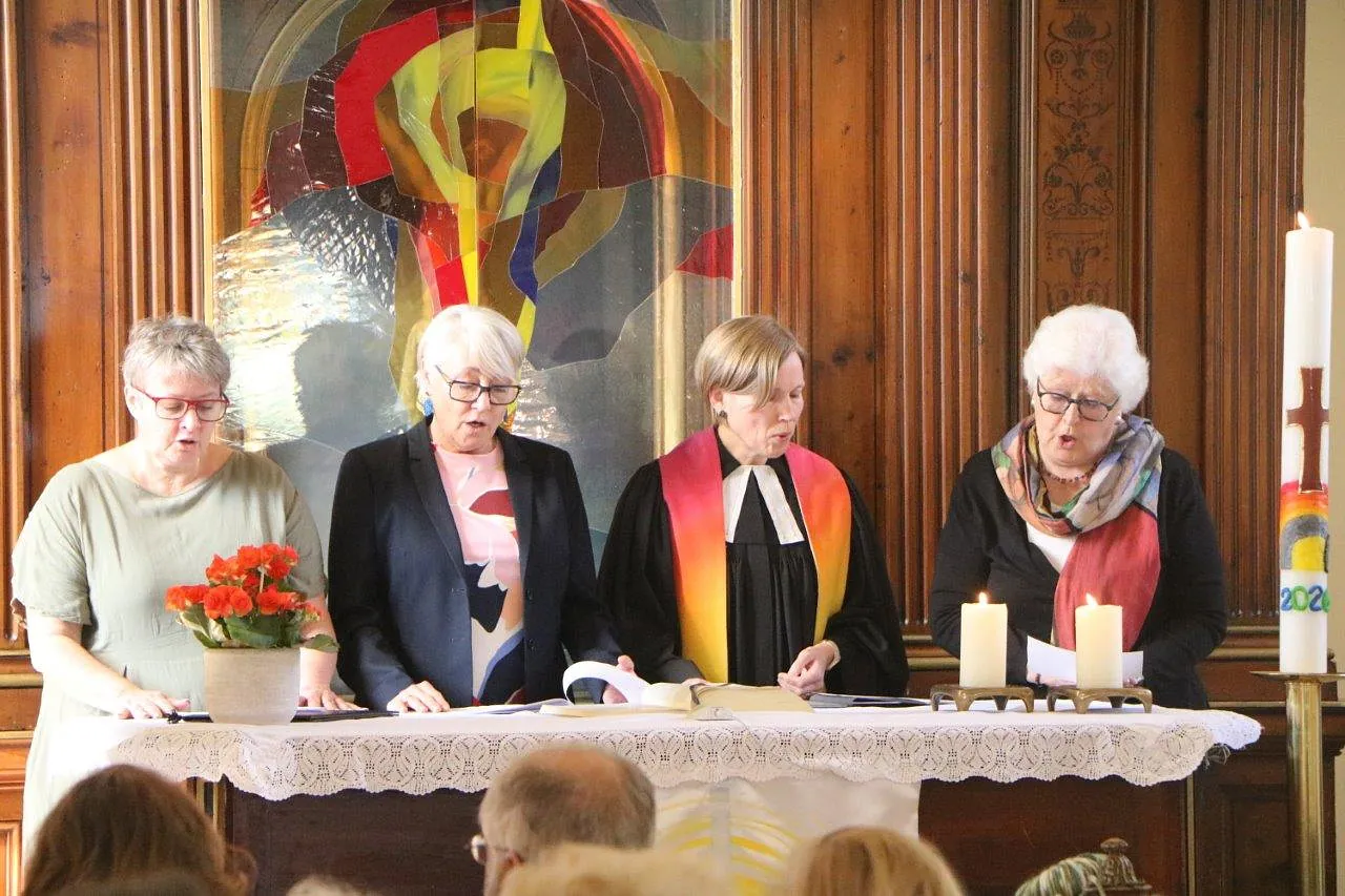 Frauen stehen hinter dem Altar