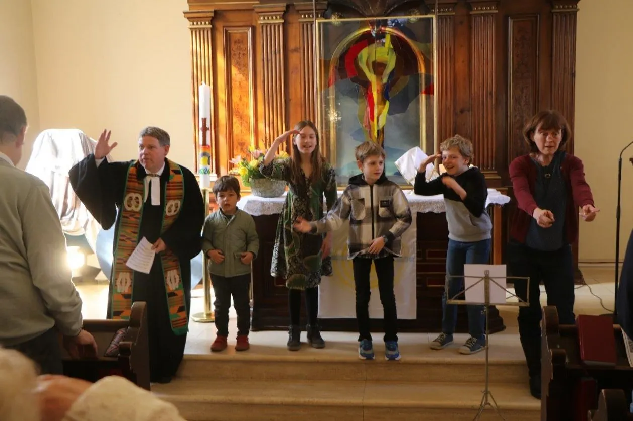 Personen vor dem Altar in einer Kirche