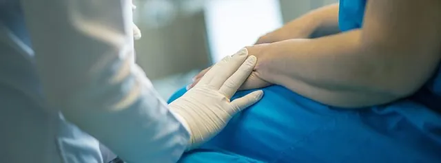 sitzende Frau, Hände