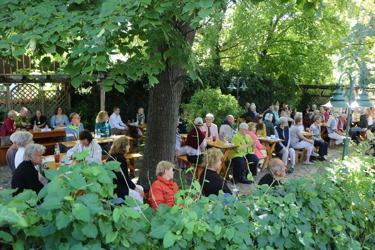 Gäste im Garten des Heurigen Pferschy-Seper