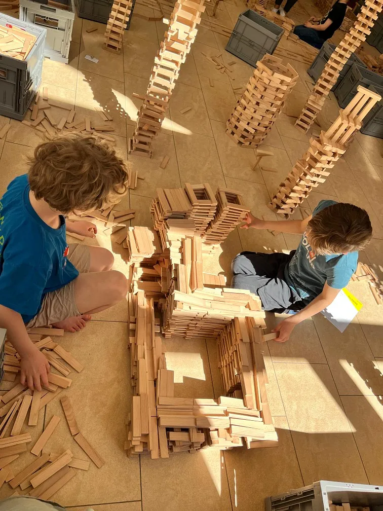 Kinder bauen mit Holzbausteinen